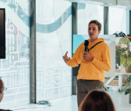 Startup pitching his idea during pitchdays at start it KBC
