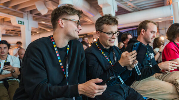 Sales programma voor founders - 2 jonge founders aan het overleggen